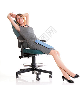坐在椅子上白色背景放松下拿着剪贴板的全年轻商业女青背景图片