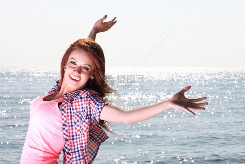 快乐的幸福自由概念妇女快乐的笑夏天在度假旅行的沙滩上跳舞时怀着双臂跳舞美丽的年轻快乐高加索女模范图片