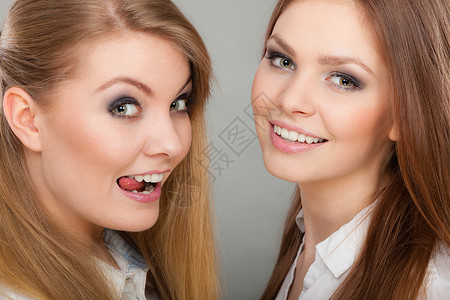 家庭关系友情概念两个美女姐妹在一起玩两个美女在玩背景图片