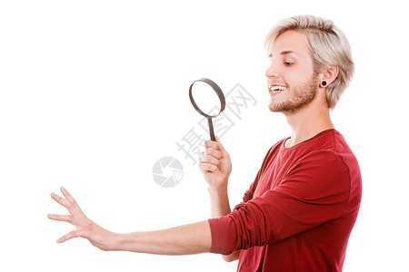 男用放大镜看着手指钉纠缠清洁孤立在白色上背景图片