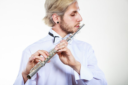 吹风笛的男音乐家演唱员带乐器的年轻优雅时尚男子吹笛员长图片