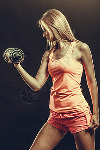 健体的女子与哑铃一起锻炼运动图片