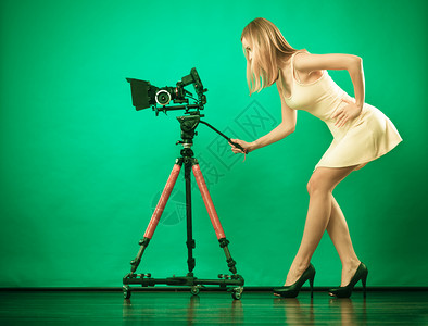摄影女孩拍摄照片感时尚的金发女郎全身穿着用绿色的相机拍照图片