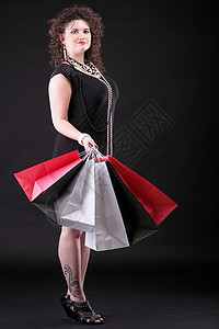 黑背景购物袋的可爱女人图片