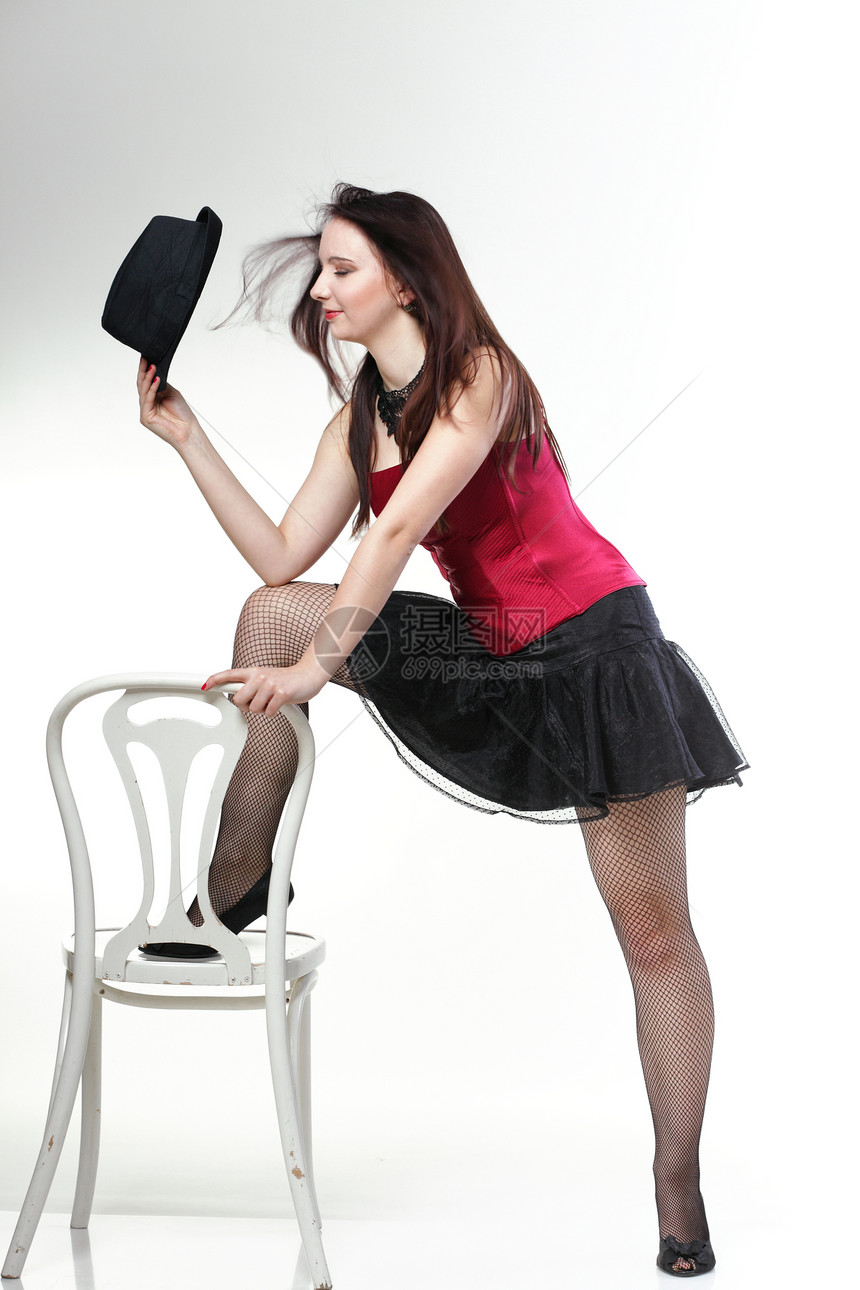 娱乐消遣女孩跳舞红衣架椅白色孤立的表演女孩图片