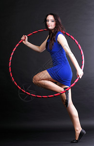 穿运动服的美女跳舞环球健身操图片