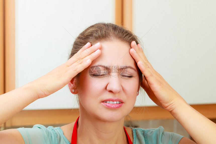 患有头痛和偏头痛的妇女紧张的女患有头痛和偏头痛的妇女图片