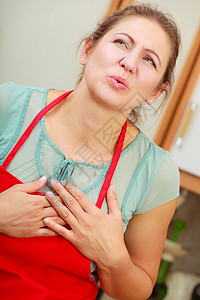 患有心脏病的少女患有重心胸部疼痛症的妇女患有心脏病的妇女患有重心的妇女患有精神紧张症的妇女图片