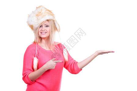 穿着毛发冬帽的迷人金女郎穿着毛冬帽的迷人女郎图片