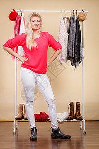 时尚的款式时尚的服装思考的服装理念站在衣柜里挑选完美冬装的金发女人展示她的鞋子站在衣柜里挑选冬装的女人图片