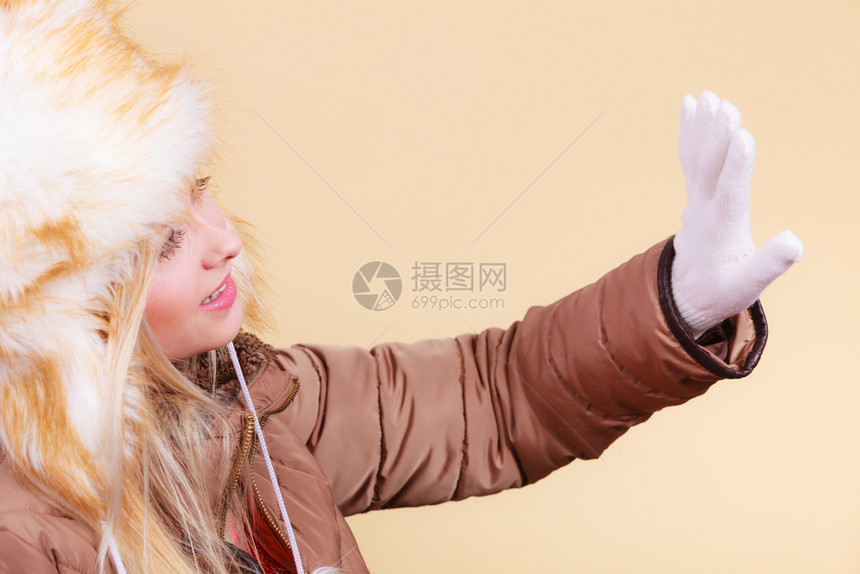 时装概念寒冷时期的服饰和衣时装概念穿着俄罗斯风格和手套的冬季金发女郎温暖的毛帽和手套图片