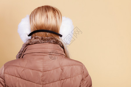 时装寒冷和衣服冬暖耳罩和外套背面背景图片