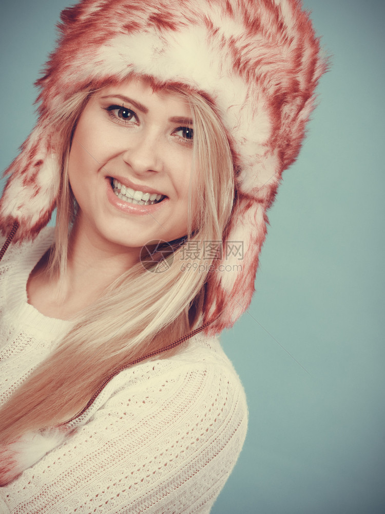 时装概念穿着寒冷的套服和衣时装概念穿着俄罗斯风格的寒冬温暖毛帽金发女郎穿着冬毛帽的金发女郎图片