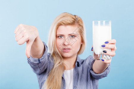 麸质不耐受乳糖不耐受症制品食的健康问题概念持有牛奶的妇女举起拇指手势持有奶制品的妇女举起拇指手势持有奶制品的妇女举起大拇指的手势持有奶制品背景