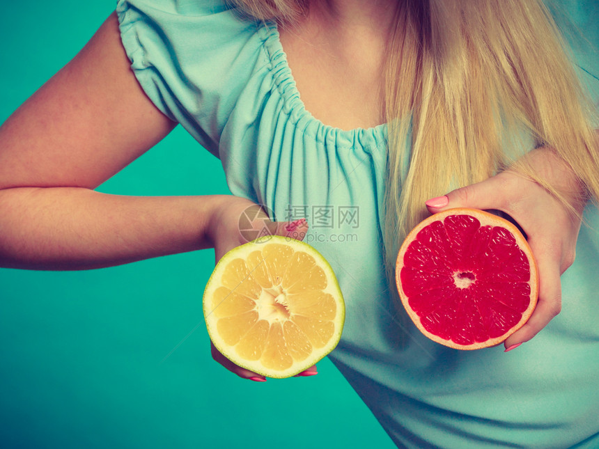 健康饮食新鲜品充满维他命持有甜的柑橘水果红菜和绿葡萄汁的妇女持有红菜和绿葡萄汁的妇女图片