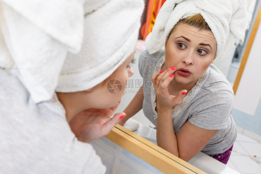 惊慌地在镜子里看着她的倒影想起复杂面部有严肃的表情分析皮肤的图片