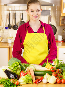 厨房的年轻女子有多种蔬菜准备做一些健康和素食东西图片