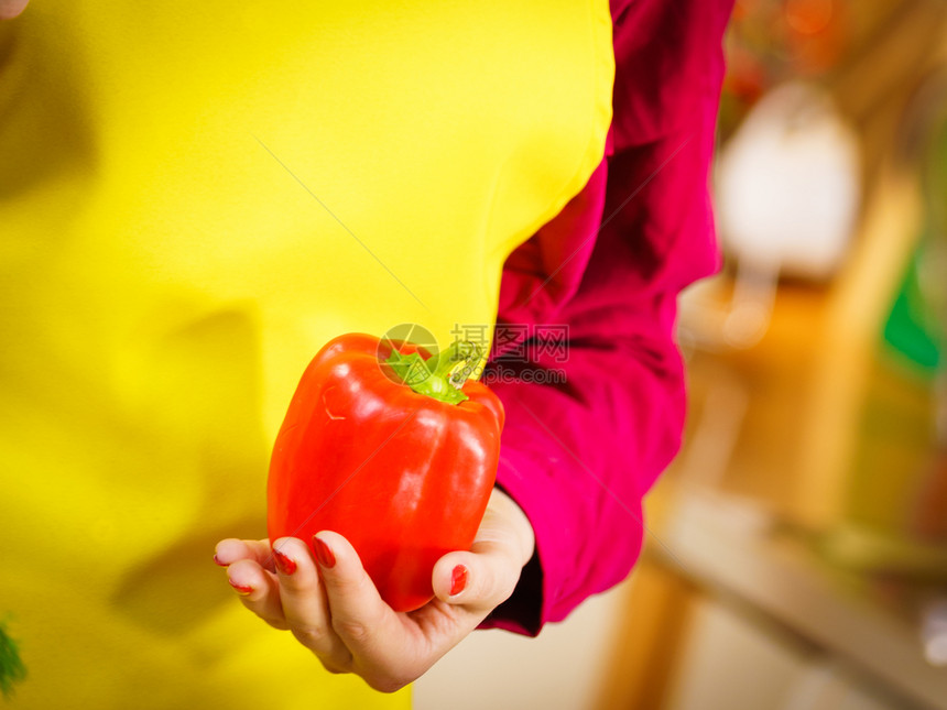 妇女手持红铃椒美味健康饮食蔬菜提供物辣椒图片