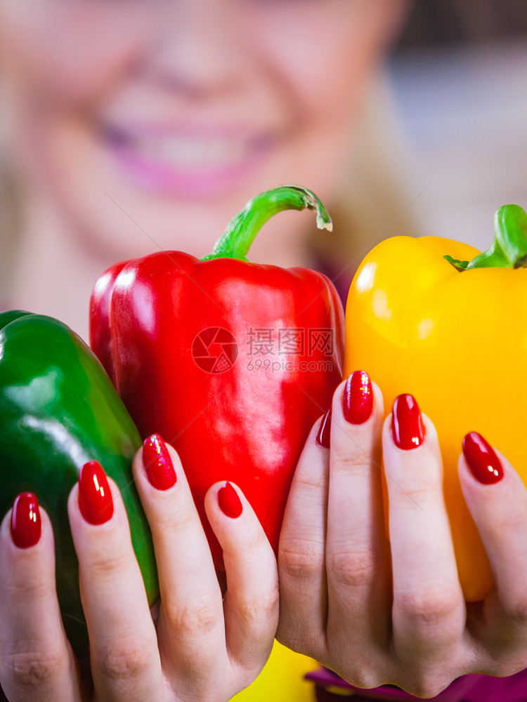 妇女手握胡椒辣美味健康饮食蔬菜以三种颜色展示饮食物妇女握着辣椒图片