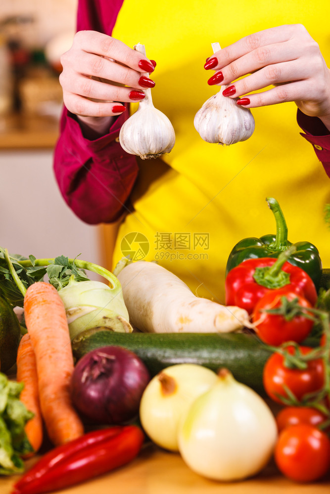 拥有健康草药两口新鲜天然大蒜健康饮食和概念的妇女拥有两口大蒜的妇女拥有两口大蒜的妇女图片