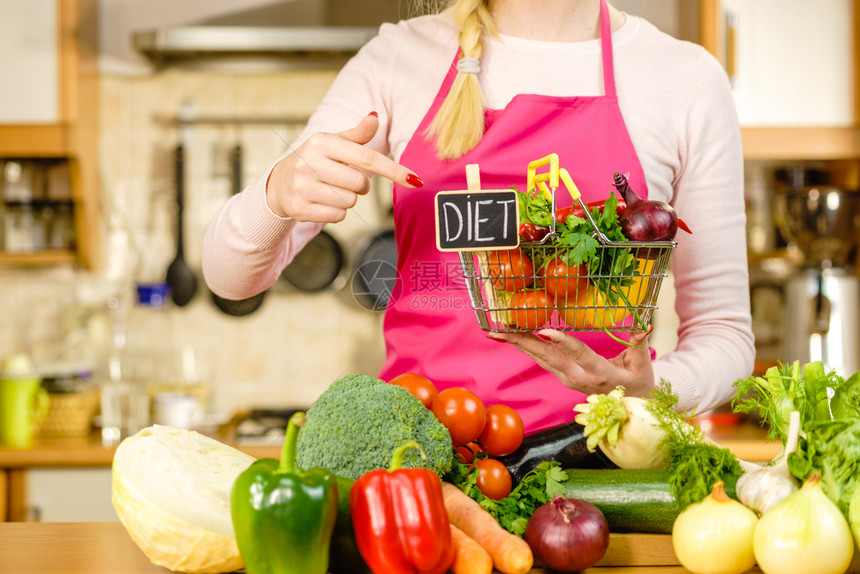 购物篮上有节食标志和许多五颜六色的蔬菜健康的饮食生活方式素食带减肥蔬菜的购物袋图片