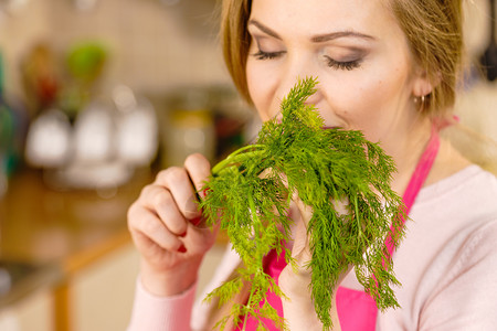 女闻到健康的绿色草药女吃着准备做饭女闻到绿色草药女闻到了绿色草药图片