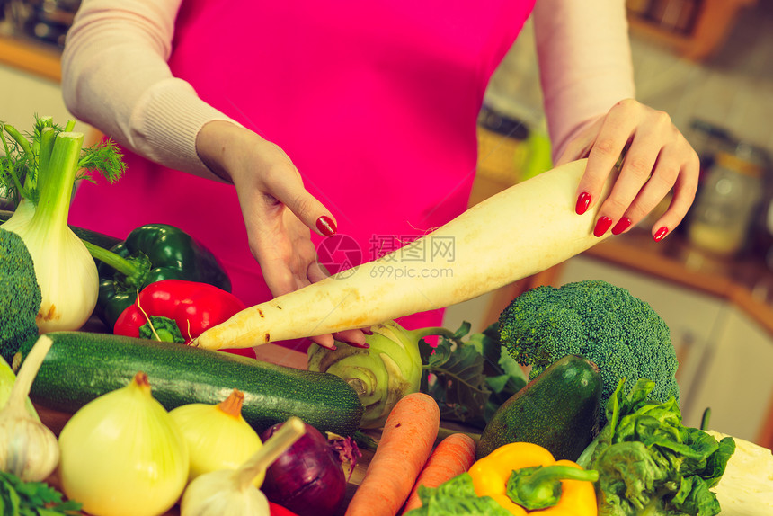 举着白色盘子的女人的特写健康的生活方式节食食物吃蔬菜的概念手持白色盘子的女人图片
