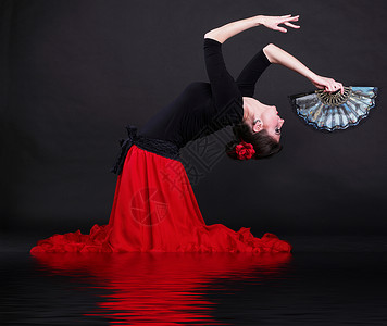 朗哥湾黑人背景的有吸引力西班牙舞女年轻子跳舞的佛朗明哥背景