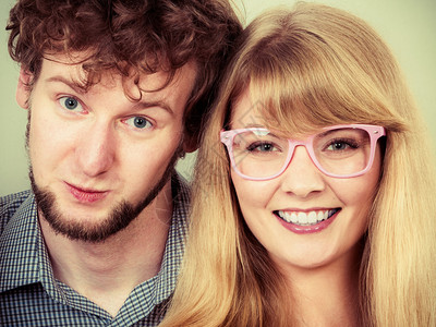 戴眼镜的年轻男女快乐工作室的笑脸朋友情侣图片