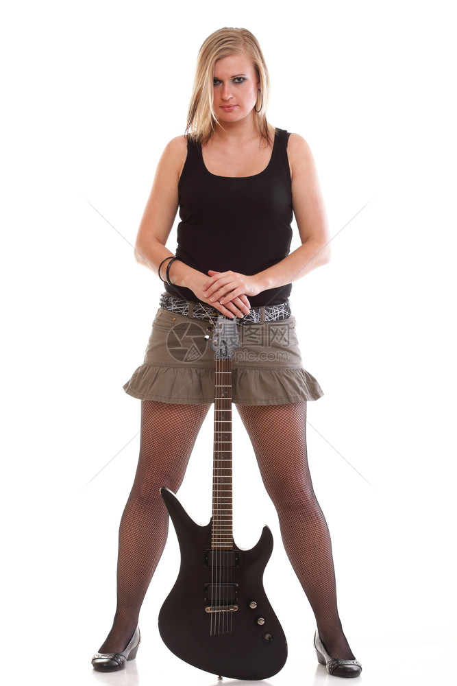 带着黑色吉他的女人看着你孤立在白色上图片