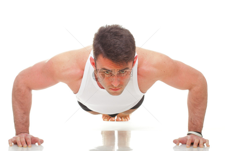 感年轻时装运动员健身肌肉模特男做推运动白背景图片