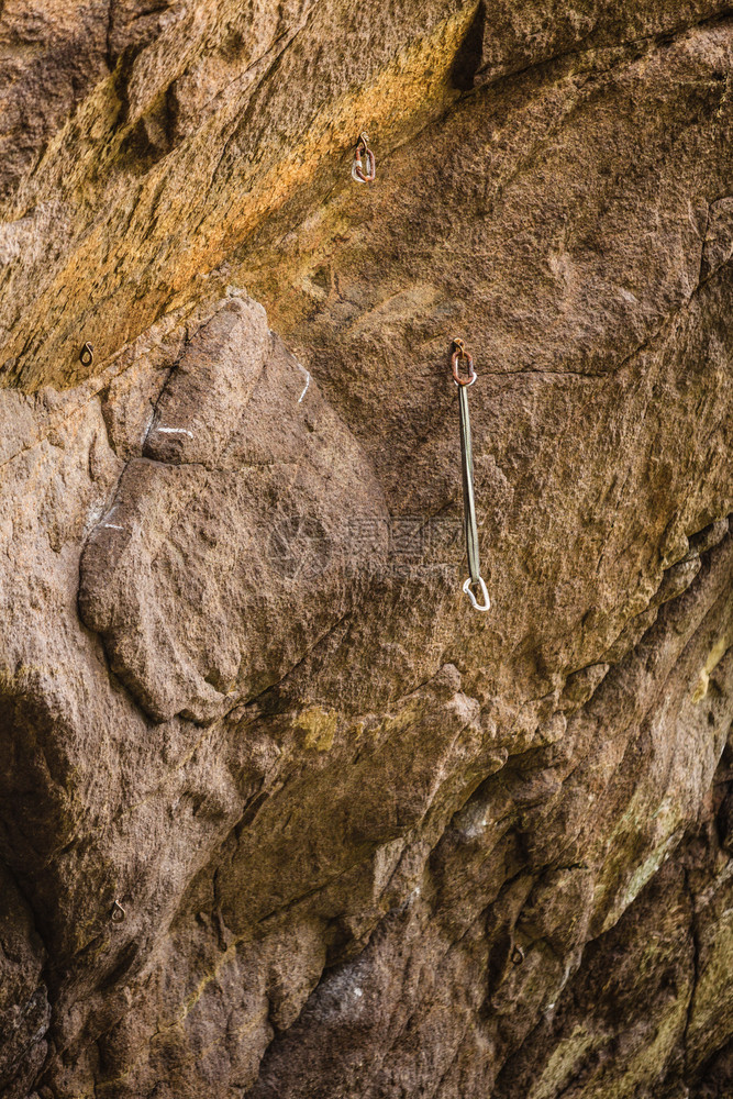 具有攀山金属把手的石岩纹理质地和模式概念石纹理攀山的金属柄图片