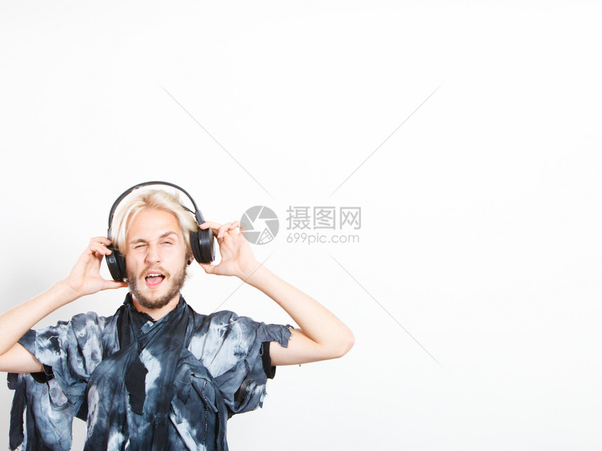 热情的音乐爱欢时髦人耳机听音乐放松娱模仿空间酷的男孩乐于听耳机里的音乐图片