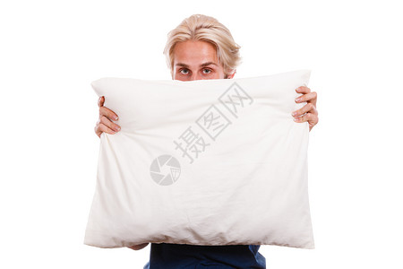 男人把她的脸藏在枕头后面复制文字空间孤立在白色上男人用枕头遮住他的脸图片
