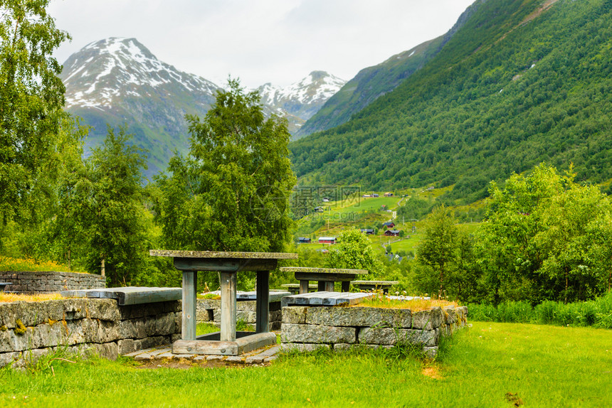 在斯堪的纳维亚欧洲诺韦吉山脉查看的彩色场地表和长椅诺韦吉亚山脉上带有野餐桌的营地场图片