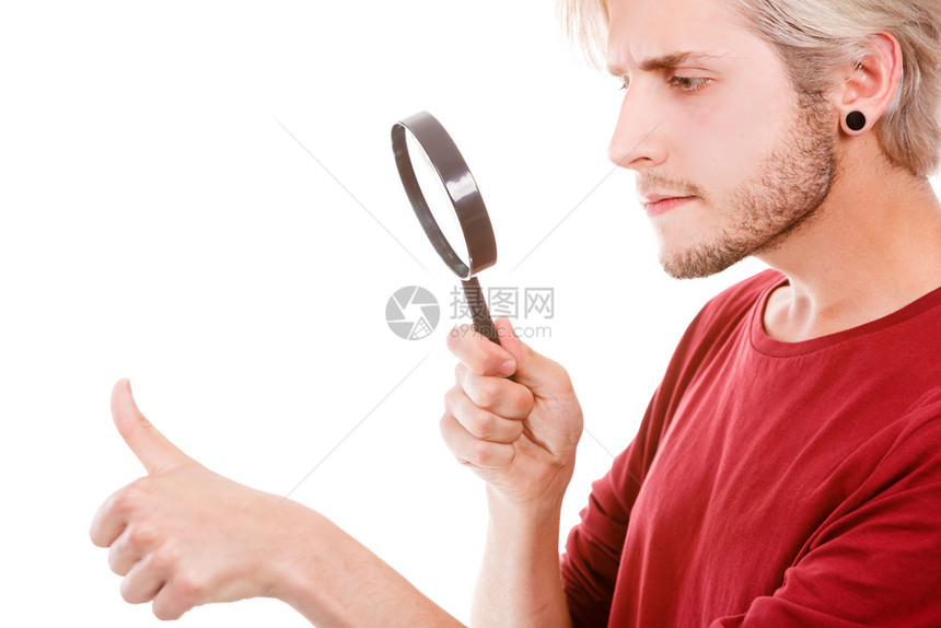 男用放大镜看着手指钉纠缠清洁孤立在白色上图片