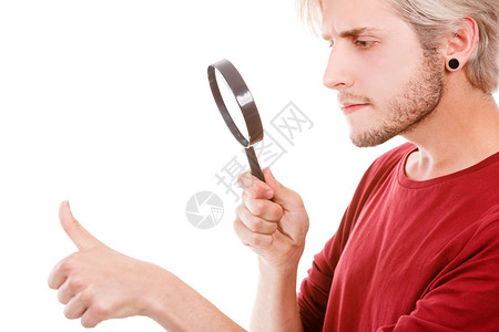男用放大镜看着手指钉纠缠清洁孤立在白色上背景图片
