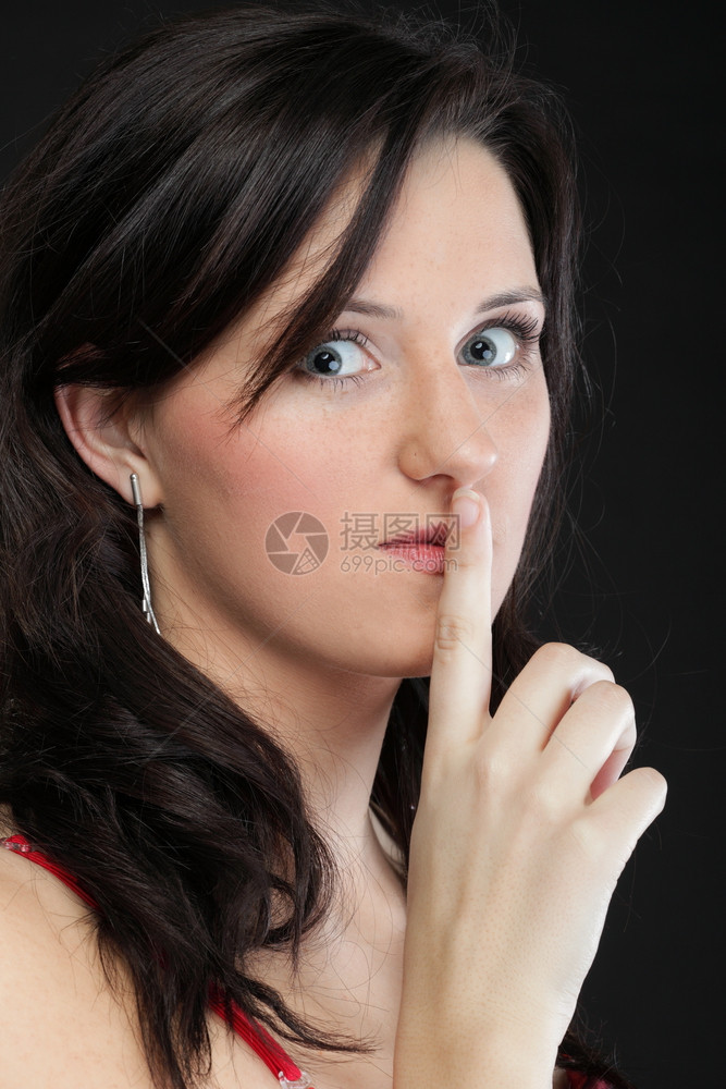年轻女孩要求静默美女人用手指在她的嘴唇上复制空间图片