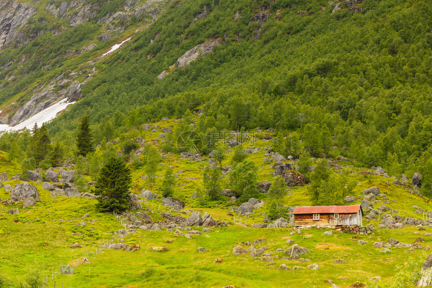 挪威的美丽景观斯堪的纳维亚挪威森林的老木屋图片