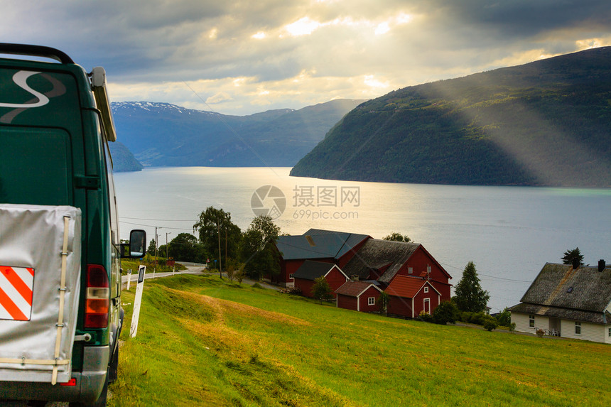 旅游度假和行挪威欧洲的野营车和山地风景码头图片