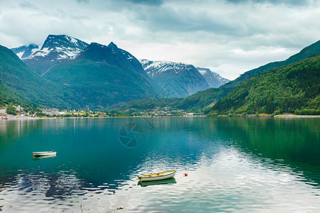 蓝色水面海湾山脉地貌挪威欧洲图片