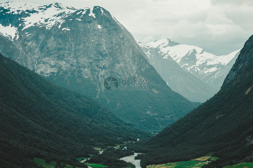 旅游假期和行夏季山地景观与美丽的克伦山谷挪威斯堪的纳维亚SognogFjordanein县的Stryn市斯堪的纳维亚挪威山地景观图片