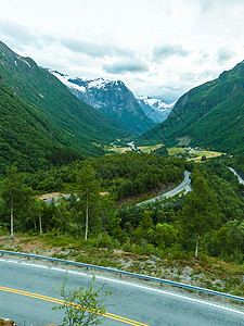 穿过挪威山区的公路美丽景观旅行和游挪威山区的公路景观图片