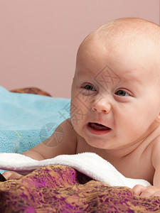 6个月的蓝眼睛男婴小孩肖像图片