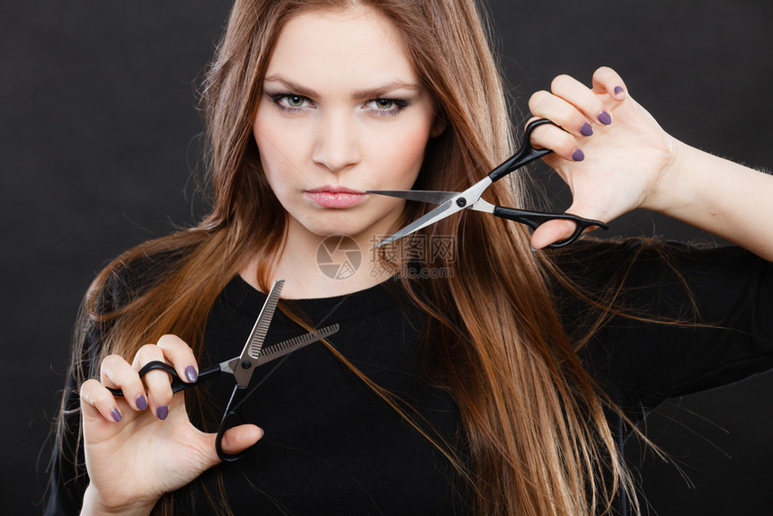 专业的理发师有新的外貌变化观念长发女人有剪刀发型和时尚女理发师有剪子图片