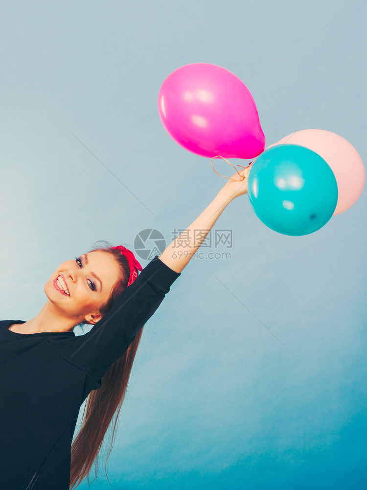 疯狂和有趣可爱的疯狂快乐女孩玩彩色气球金发的变迁风格女人感到狂躁笑的疯狂女孩玩气球的乐趣图片