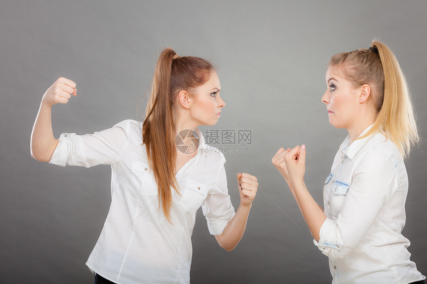 两个女青年争吵愤怒的女孩互相喊叫对方拳击愤怒的女孩拳打脚踢愤怒的女孩拳打脚踢图片