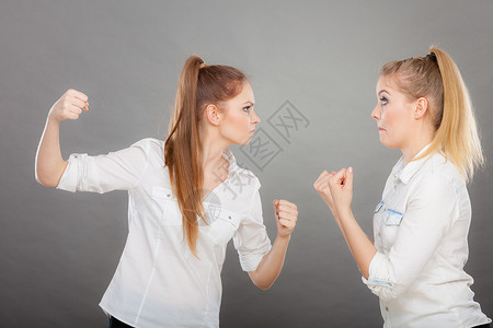 杠精GIF两个女青年争吵愤怒的女孩互相喊叫对方拳击愤怒的女孩拳打脚踢愤怒的女孩拳打脚踢背景