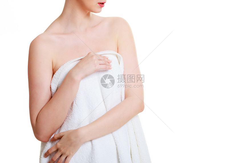 羞耻和恐惧部分身体上的女人因裸露而蒙羞用大浴巾遮住乳房女人的清白用毛巾遮住乳房图片