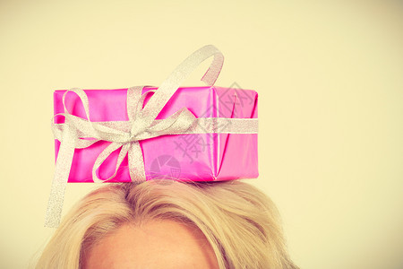 年轻人头上戴着粉红礼物盒男人有现成想法男人头上戴粉红礼物盒背景图片